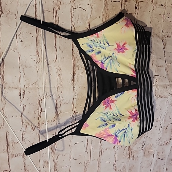 PINK Victoria's Secret Other - Pink Victoria's secret ultimate sprots bra medium